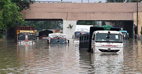 दिल्ली में जलभराव केवल भारी बारिश का परिणाम नहीं, बल्कि बदलती शहरी संरचना और सीमित स्टॉर्मवाटर क्षमता का संकेत भी है।