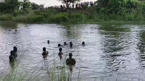 बिहार के दरभंगा में दर्ज़नों तालाबों पर भूमाफिया और बिल्डरों की कुदृष्टि के चलते इनमें से कई तालाबों को मिट्टी से भरकर ज़मीनों को बेच दिया गया है। 