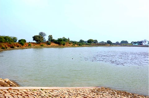 उत्तर प्रदेश के चित्रकूट जिले का बड़ा तालाब अब संरक्षित वेटलैंड का दर्ज़ा प्राप्त कर चुका है। 