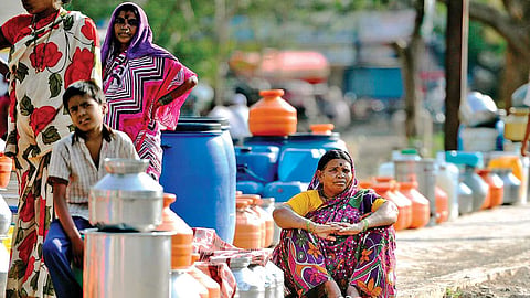 CGWB के हालिया आकलन के अनुसार भारत में प्रतिवर्ष लगभग 449 अरब घन मीटर भूजल रिचार्ज होता है। जबकि निकाले जाने वाले पानी की मात्रा लगभग 241 अरब घन मीटर है।