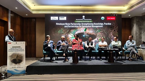 कार्यशाला को संबोधित करते डॉ. राजेश थडानी, मंच पर उपस्थित अन्य वक्ता