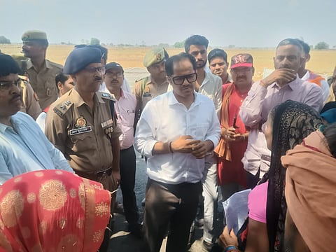ग्रामीणों की जल संकट से जुड़ी समस्याओं को सुनते चित्रकूट के जिलाधिकारी पुलकित गर्ग। 