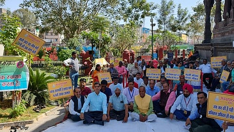 इंदौर के बुद्धिजीवियों का संगठन अभ्यास मंडल का कान्ह को लेकर धरना