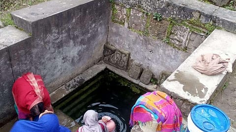 जोदान गांव के लोग एक ही कुएं से पीने और कपड़े धोने के लिए मजबूर, Pc-(चरखा फीचर)