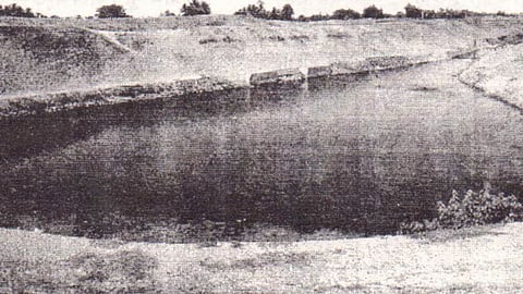 उत्तर अर्काट जिले के आर्कोणम ताल्लुका के वेगामंगलम गांव की पालर नदी पर बनी कासम तालाब। कासम एक लम्बा तालाब है जो नदी के तल से नीचा खोदा जाता है। नदी का पानी रिसकर इसमें पहुंचता है।,PC-विशेष फीचर्स