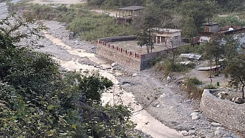 सहस्त्रधारा-बाल्दी नदी पर अतिक्रमण,फोटो सभागार:- केसर सिंह