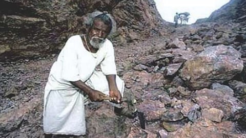 40 वर्षों के प्रयास में उन्होंने अपने दम पर एक विशाल तालाब खोद डाला,PC-लोक सम्मान