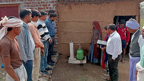 पीएचईडी की जांच के दौरान लीला बाई घर के नल से जल भरते हुए