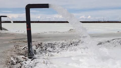 पोटोसी, बोलीविया की एक खदान में वाष्पीकरण पूल में पंप किया जाता हुआ लीथियम युक्त नमकीन,Pc-  सर्वोदय जगत