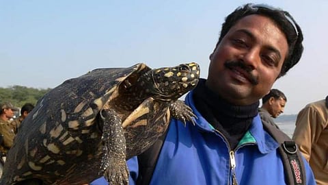 राजीव चौहान दुर्लभ प्रजाती के कछुए के साथ