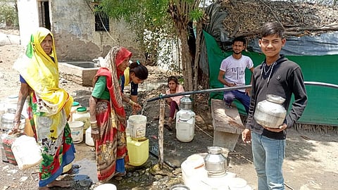 चांदबर गांव में पानी का इंतजार करती महिलाएं और बच्चे