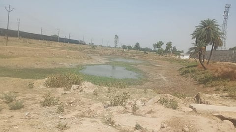 अमृत योजना के तहत खोदे गए तालाबों का हाल