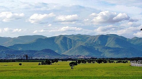 गोबिचेत्तिपालयम से दिखने वाले पश्चिमी घाट. (स्रोत: www.wikipedia.org)