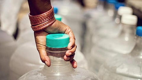 शुद्ध जल के नियमित सेवन से विभिन्न रोगों को दूर किया जा सकता है।