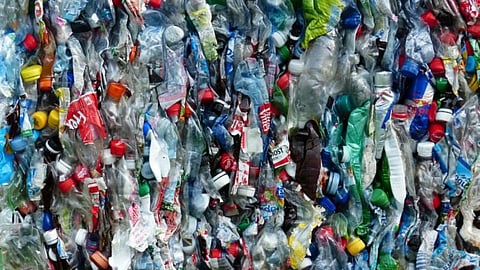 रीसाइक्लिंग के लिए तैयार प्लास्टिक की बोतलें। साभार - पिक्साबे, फोटो - हंस ब्रैक्समीयर