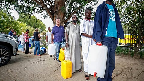 पानी के लिये कतार में खड़े केप टाउनवासी