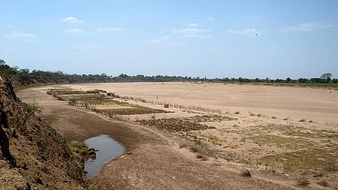 सूखती नदियाँ