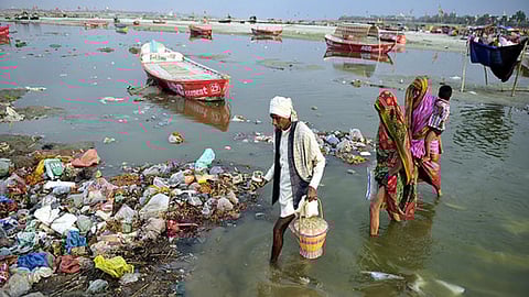 त्रिवेणी में प्रदूषित गंगा नदी
