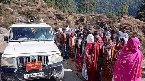 देवसारी में बाँध का विरोध करते ग्रामीण