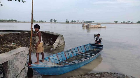 बाढ़ में जनजीवन