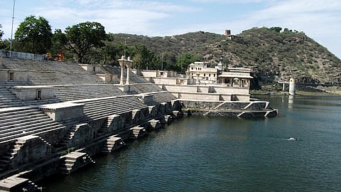 सामूहिक प्रयास से सफल हुई पानी की खेती