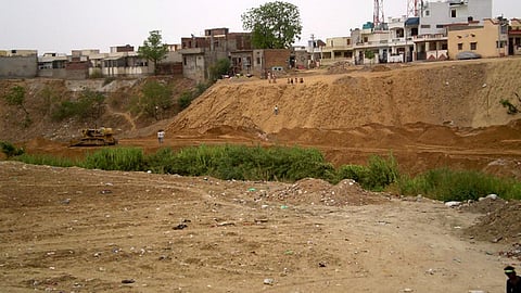 लालच, अनियमितता और एक नदी की लूट