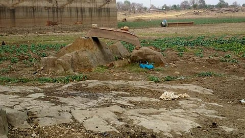 इस मैदान में एक झील दफन है, उसे हमने मारा है