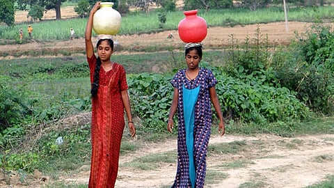 पानी की व्यवस्था में लगीं महिलाएँ