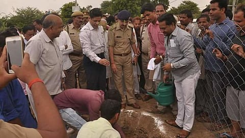 प्रधान व ग्रामीणों ने समझी जल संरक्षण व तालाबों की महत्ता