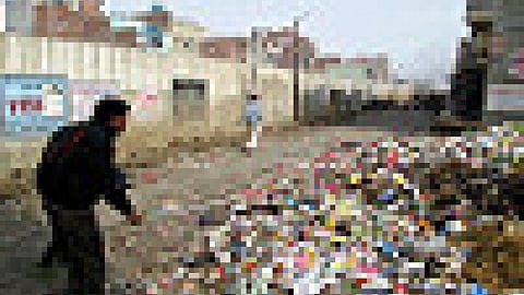 3डी स्कैनिंग तकनीक से कूड़े का अनुमान लेता कर्मचारी