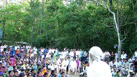 दक्षिण भारत में पेड़ों के साथ खड़े अप्पिको आन्दोलन के लोग