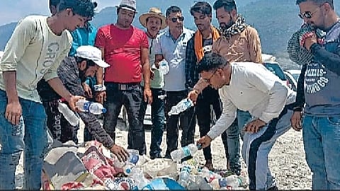टिहरी झील क्षेत्र में प्लास्टिक मुक्त अभियान की शुरुआत करती बोट यूनियन