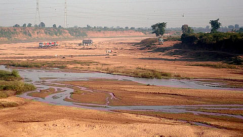 दम तोड़तीं नदियाँ