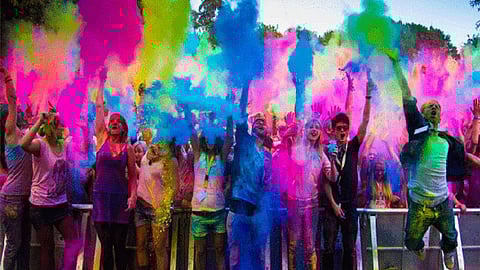 इस तरह घर में भी फूल और पत्तियों से बना सकते है रंग