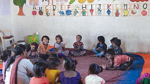 पलायन की त्रासदी में पिसता बचपन