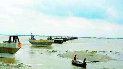 संकट में गंगा की अविरलता