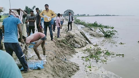 गंगा में बाढ़ से मिट्टी कटान