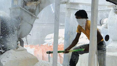 सांसों में घुलती मौत