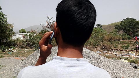 स्वास्थ्य के लिये खतरा साबित हो रहा मोबाइल फोन