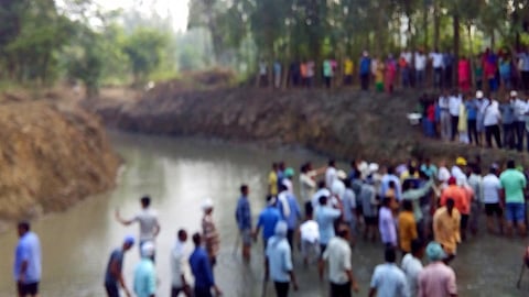 पाँव धोई नदी की सफाई करते लोग