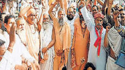 यमुना आंदोलनकारियों के समर्थन में जुटा साधु समाज