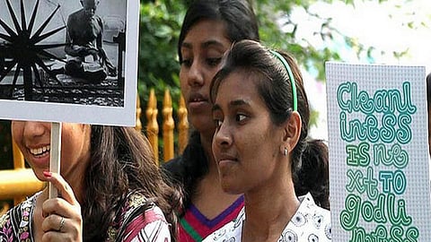 स्वच्छता के बारे में लोगों को जागरूक करती बच्चियाँ