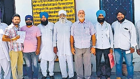 सितारगंज में ग्रामीणों ने एसडीएम कार्यालय में कैलाश नदी किनारे खनन रोकने पहुंचे