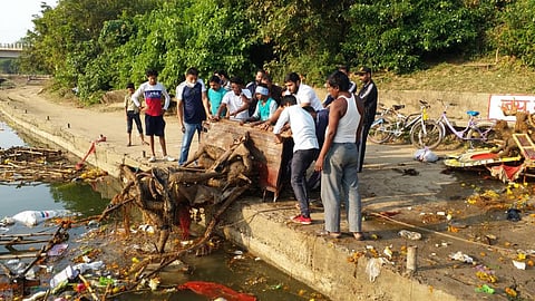 मूर्ति विसर्जन के बाद नदी से निकला 2 ट्राली कचरा
