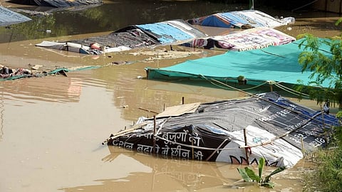 नई दिल्ली, 28 सितंबर, 2022 में यमुना नदी खतरे के निशान से ऊपर बह रही है, निचले इलाके में जलमग्न झोंपड़ी,फोटो साभार-(पीटीआई)