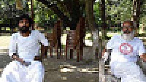 मातृसदन में अनशन पर बैठे आत्मबोधानंद एवं पुण्यानंद