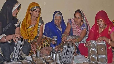 महिलाओं द्वारा बनाया गया बर्तन बैंक।