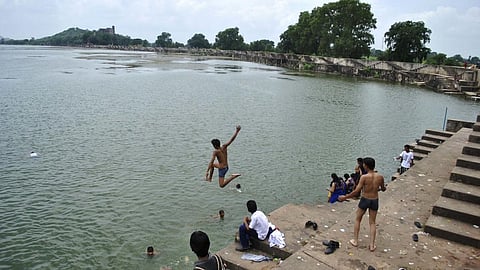 बरुआसागर तालाब।