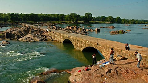 बेतवा नदी का धारा अब नल के धार से भी कम है