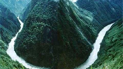 ब्रह्मपुत्र नदी पर बांध परियोजना पर विवाद